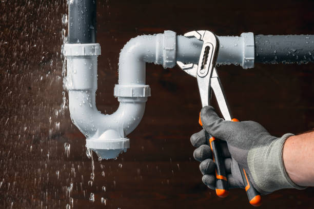 Professional Emergency Plumber technician working in Thompson, OH